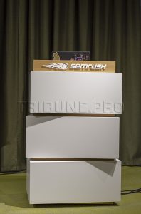 Трибуна с логотипом semrush